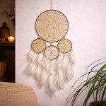 Великий ловець снів інтер'єрний декоративний із пір'ям і намистинами для дому та медитації Кремове мереживо